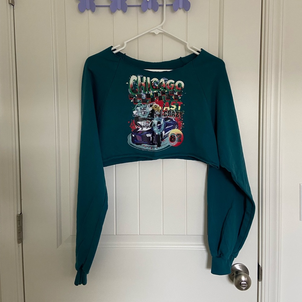 EUC | Women’s cropped‎ off shoulder long sleeve car decal top medium